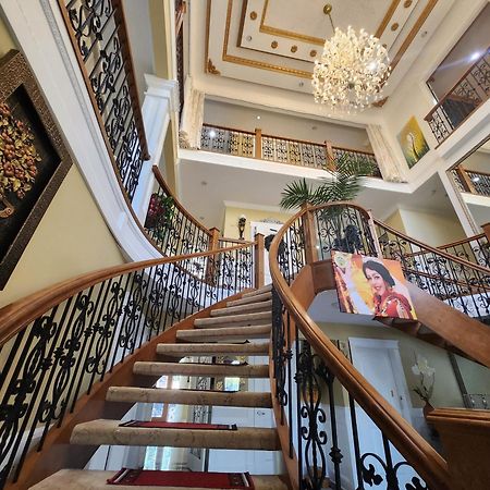 Empress Madani Palace Hotel Surrey Esterno foto
