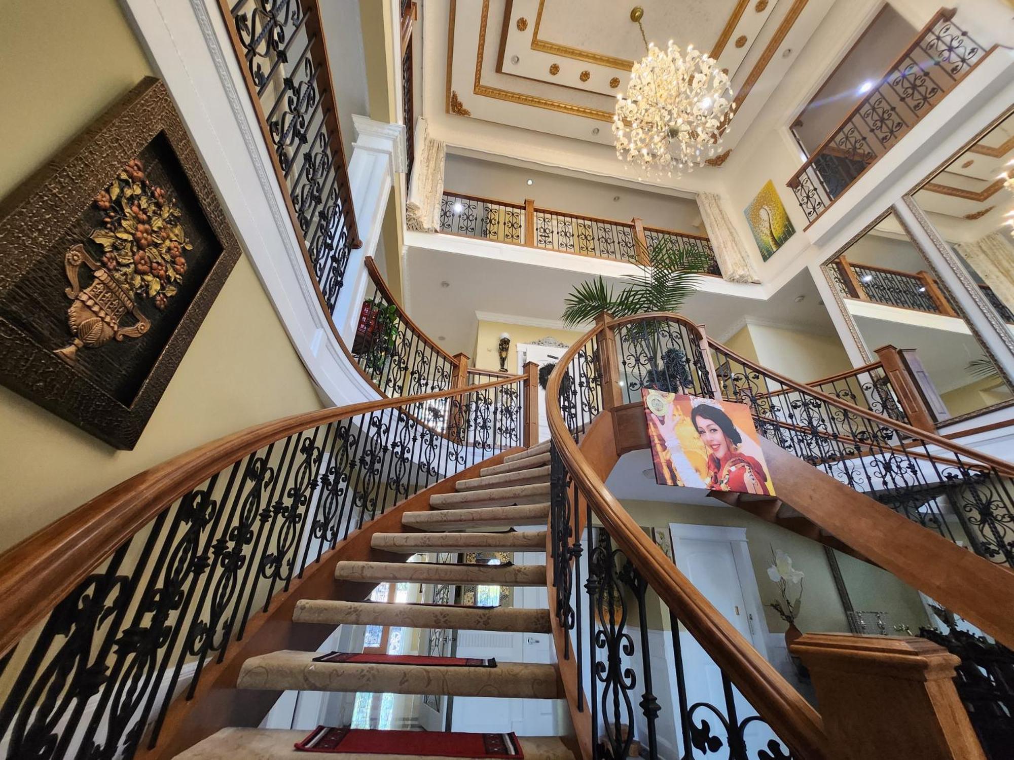 Empress Madani Palace Hotel Surrey Esterno foto