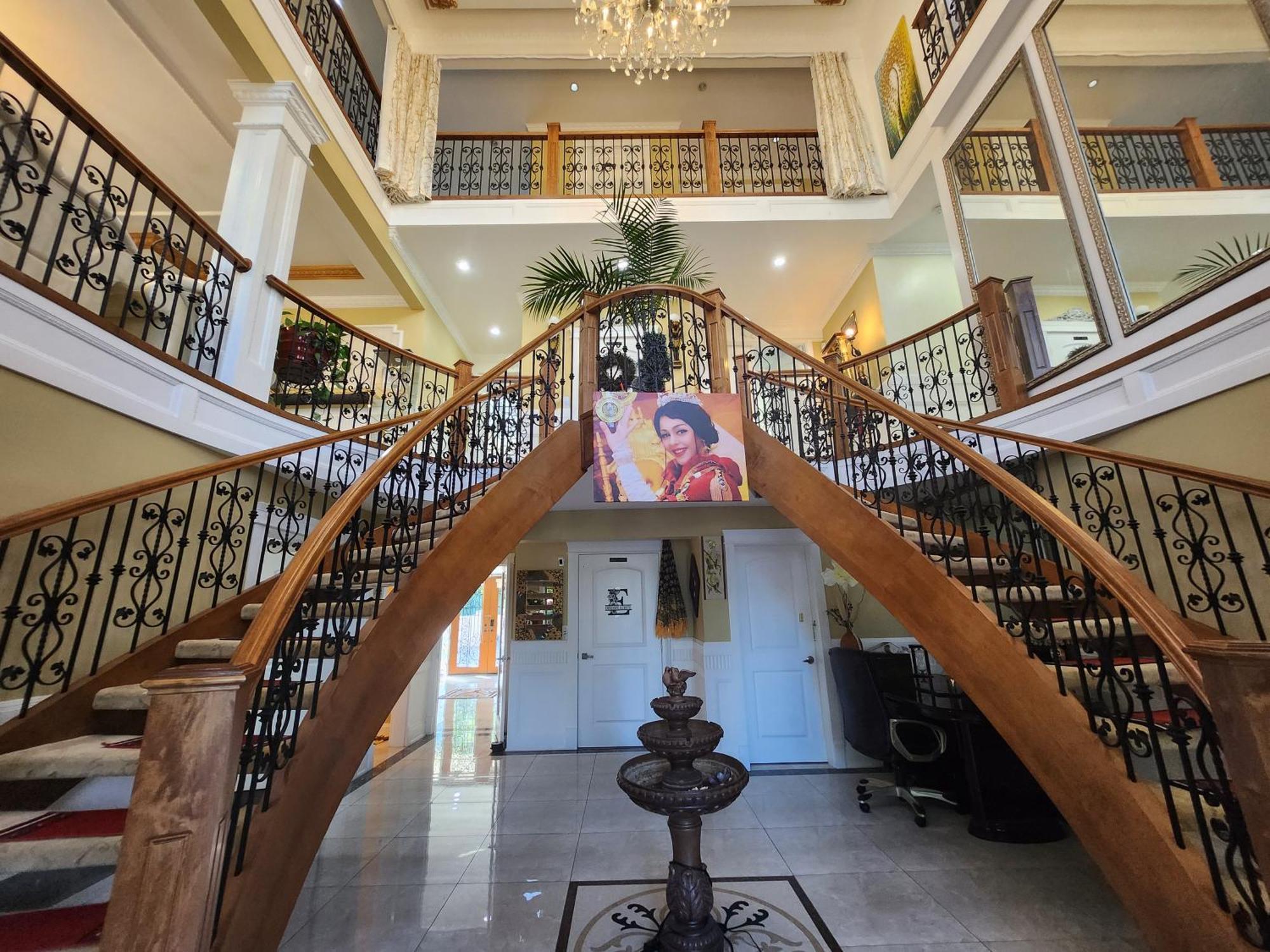 Empress Madani Palace Hotel Surrey Esterno foto